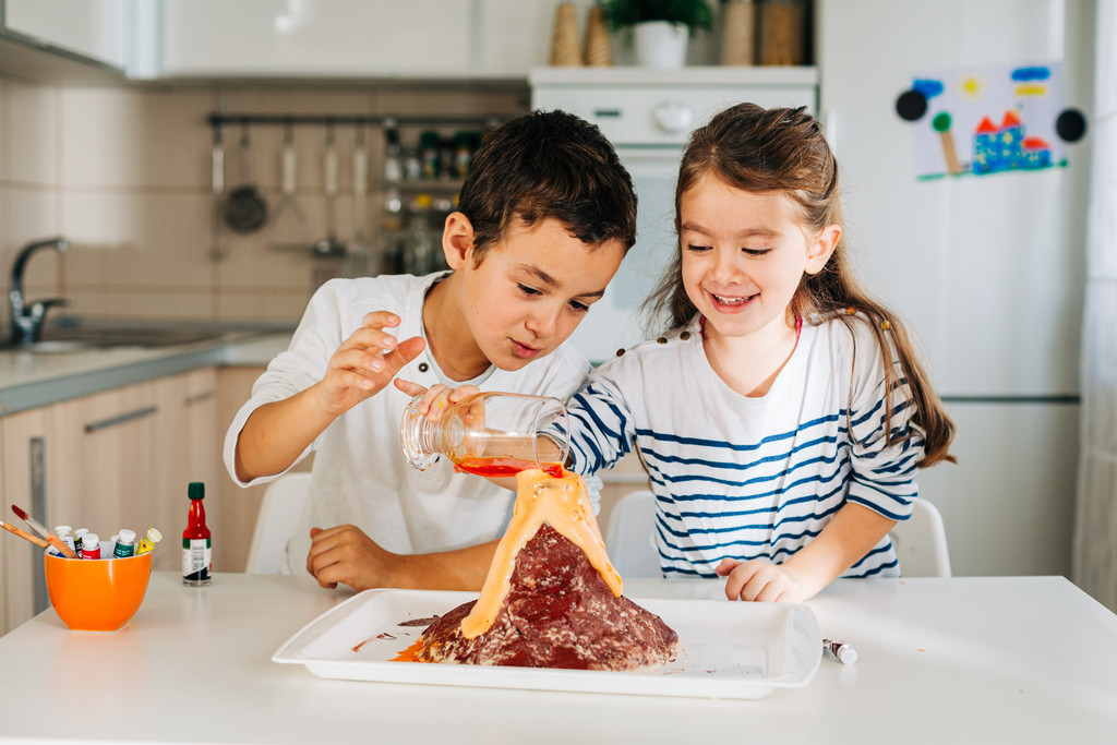 Volcano-vinegar-eruption-experiment-made-by-children-in-the-kitchen-at-home