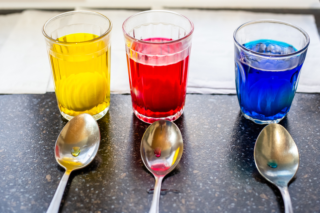 Colour-Mixing-with-Water-and-Food-Colouring