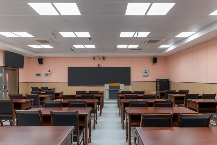 Smart-Classrooms-vs-Traditional-Classrooms